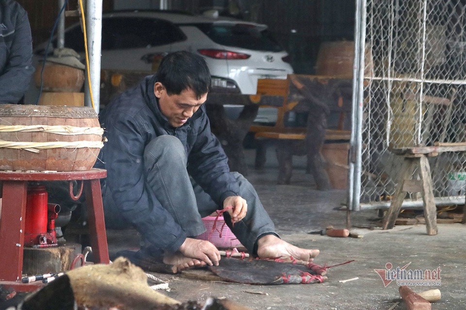 Hậu duệ 9 đời làm trống lý giải bí quyết chọn da trâu - 9