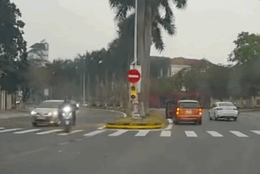 Người phụ nữ dừng ô tô giữa đường đầy khó hiểu