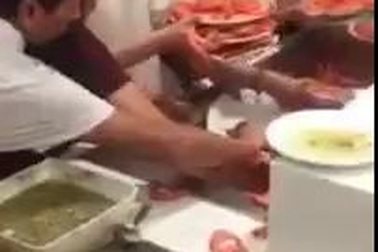 Du khách Trung Quốc “tranh cướp” đồ ăn tại tiệc buffet