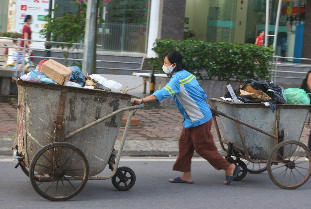 Nữ cử nhân cắn răng làm công nhân vệ sinh nuôi con tự kỷ - 1 Nữ cử nhân cắn răng làm công nhân vệ sinh nuôi con tự kỷ - 1