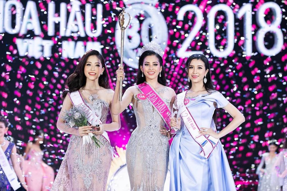 Hương Giang gây sốt với ảnh khóa môi bạn trai trên du thuyền - 9 Hương Giang gây sốt với ảnh khóa môi bạn trai trên du thuyền - 9