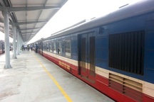 Tàu hỏa dừng khẩn cấp vì nhân viên gác chắn... đau bụng