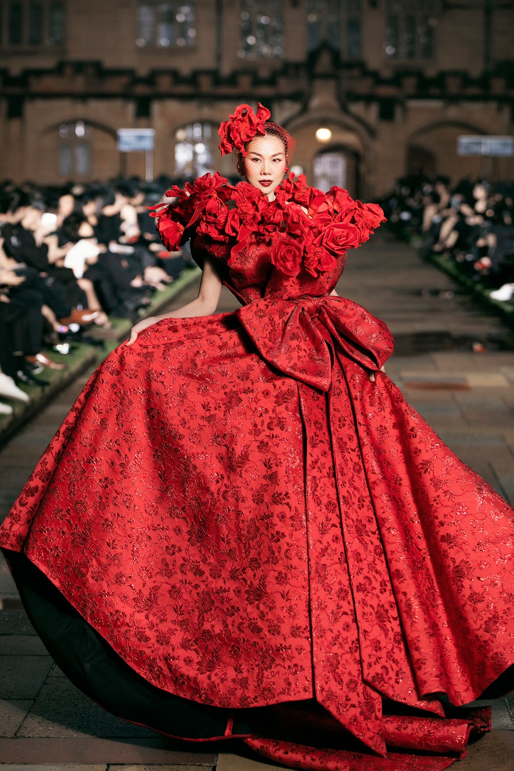 Thanh Hằng diện đầm nặng hơn 15kg, hôn má Đỗ Mạnh Cường kết show - 11