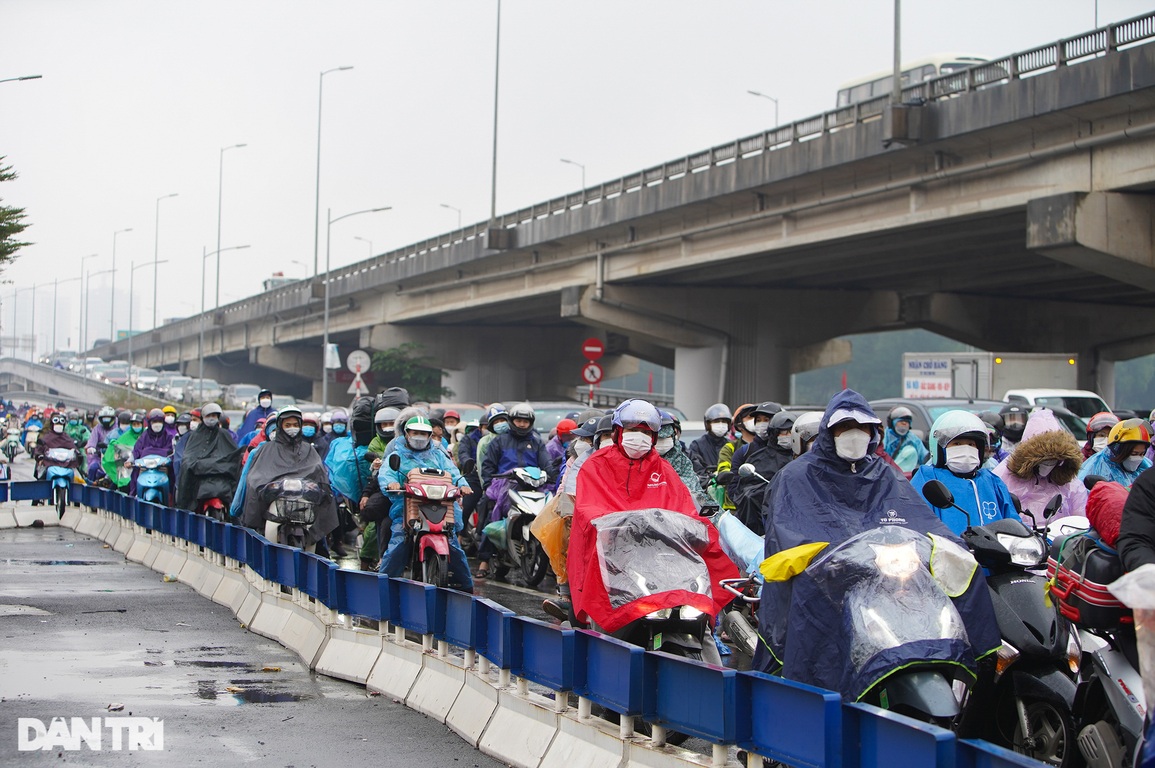 Người dân đội mưa rét trở lại Hà Nội ngày cuối nghỉ Tết, giao thông ùn tắc - 6 Người dân đội mưa rét trở lại Hà Nội ngày cuối nghỉ Tết, giao thông ùn tắc - 6