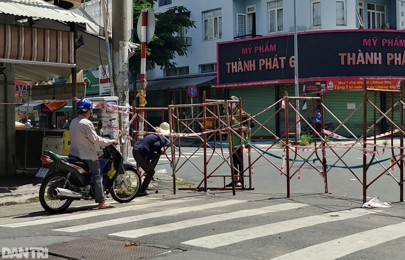 Hẻm nhỏ ở TPHCM dỡ chốt phong tỏa, đường lớn vẫn rào chắn kín mít - 7 Hẻm nhỏ ở TPHCM dỡ chốt phong tỏa, đường lớn vẫn rào chắn kín mít - 7