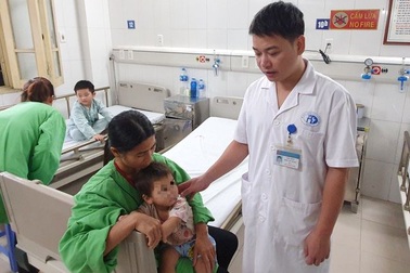 Ngồi vào nồi canh, bé trai bỏng nặng vùng mông và cơ quan sinh dục