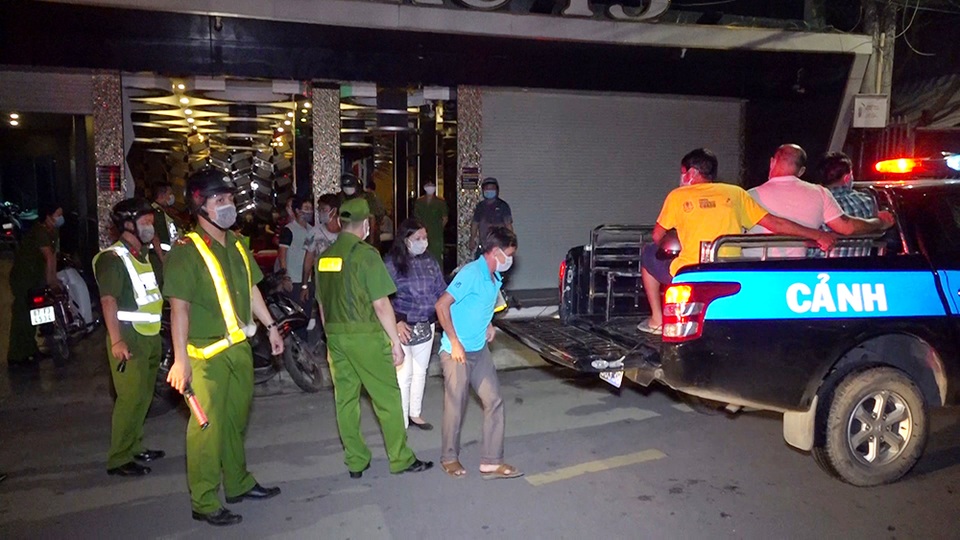 Hơn 50 khách hát karaoke, chủ quán tạo hiện trường giả che mắt công an - 2