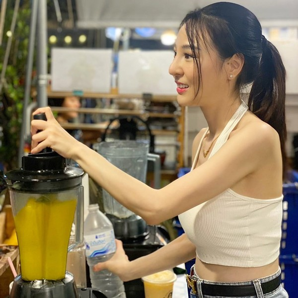 Cô chủ xinh như hoa hậu khiến quán cơm trứng đông nghịt khách - 2