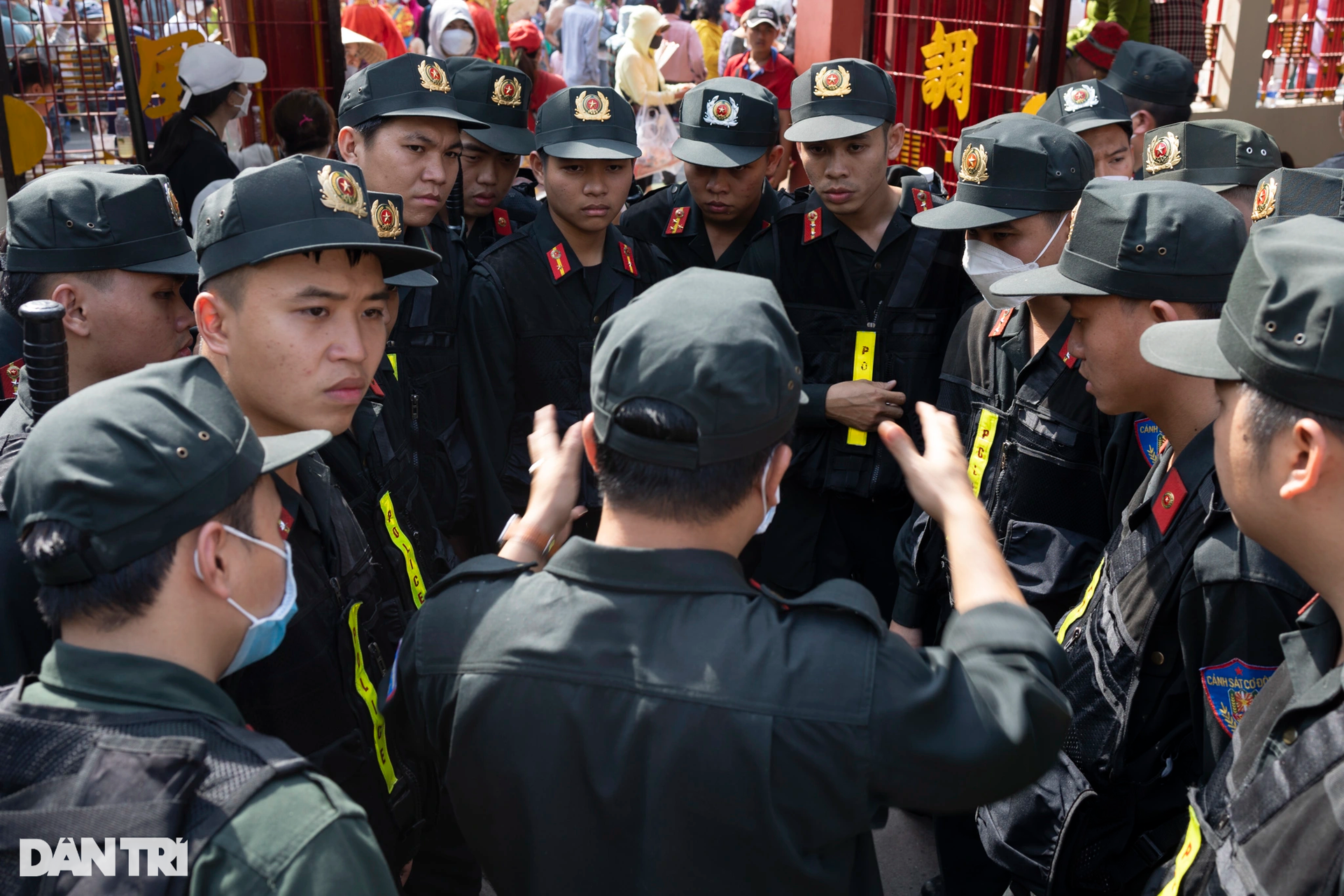 Người dân ngất xỉu khi chen chúc tại lễ rước kiệu Bà ở Bình Dương - 5 Người dân ngất xỉu khi chen chúc tại lễ rước kiệu Bà ở Bình Dương - 5