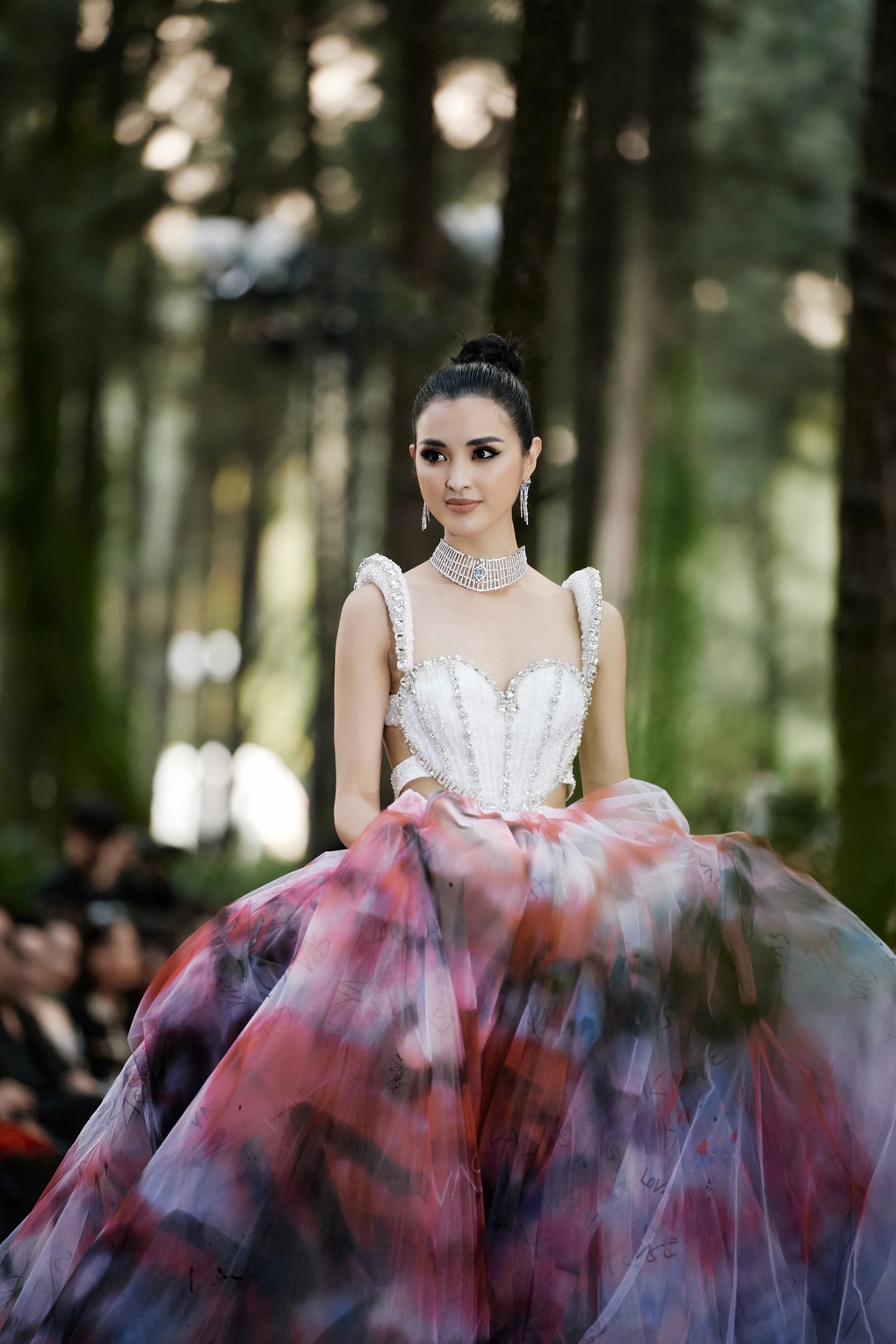 Denis Đặng catwalk chuyên nghiệp, biến hóa ấn tượng - 9 Denis Đặng catwalk chuyên nghiệp, biến hóa ấn tượng - 9