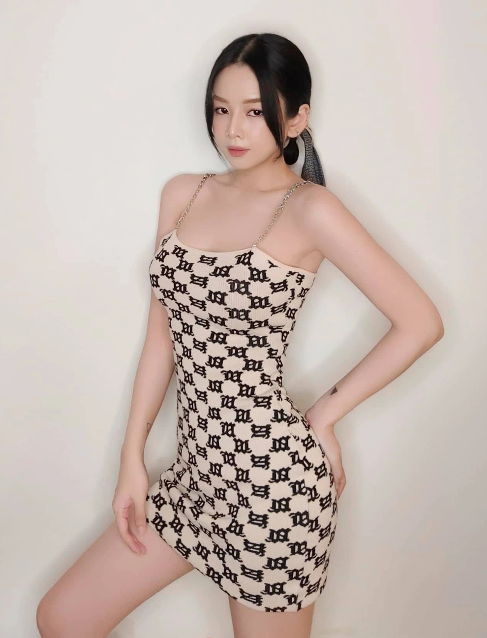 Thanh Hằng trẻ trung, năng động với cây hồng thời trang - 5 Thanh Hằng trẻ trung, năng động với cây hồng thời trang - 5