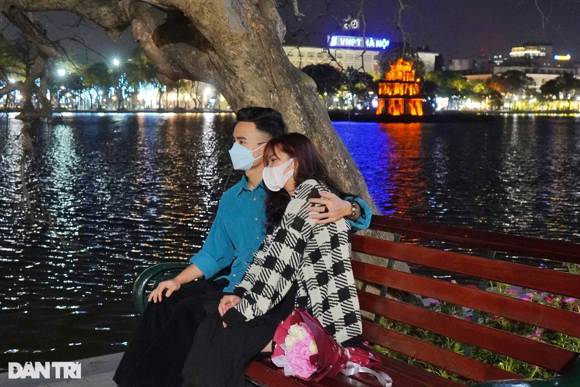 Giới trẻ Hà Nội tình tứ hẹn hò tối 8/3 - 5