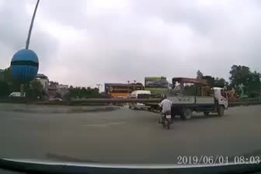 Chở hàng quá khổ qua vòng xuyến, xe cẩu gây tai nạn cho người đi xe máy