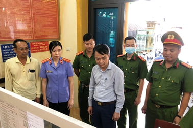 Bắt Chủ tịch UBND thị trấn Ba Sao