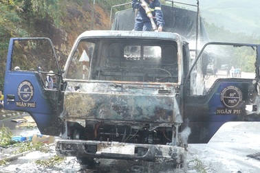 Xe chở bia bất ngờ bốc cháy   