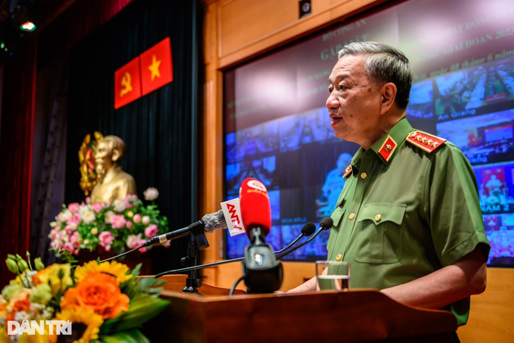 Tổng biên tập báo Dân trí nhận kỷ niệm chương của Bộ Công an - 3 Tổng biên tập báo Dân trí nhận kỷ niệm chương của Bộ Công an - 3