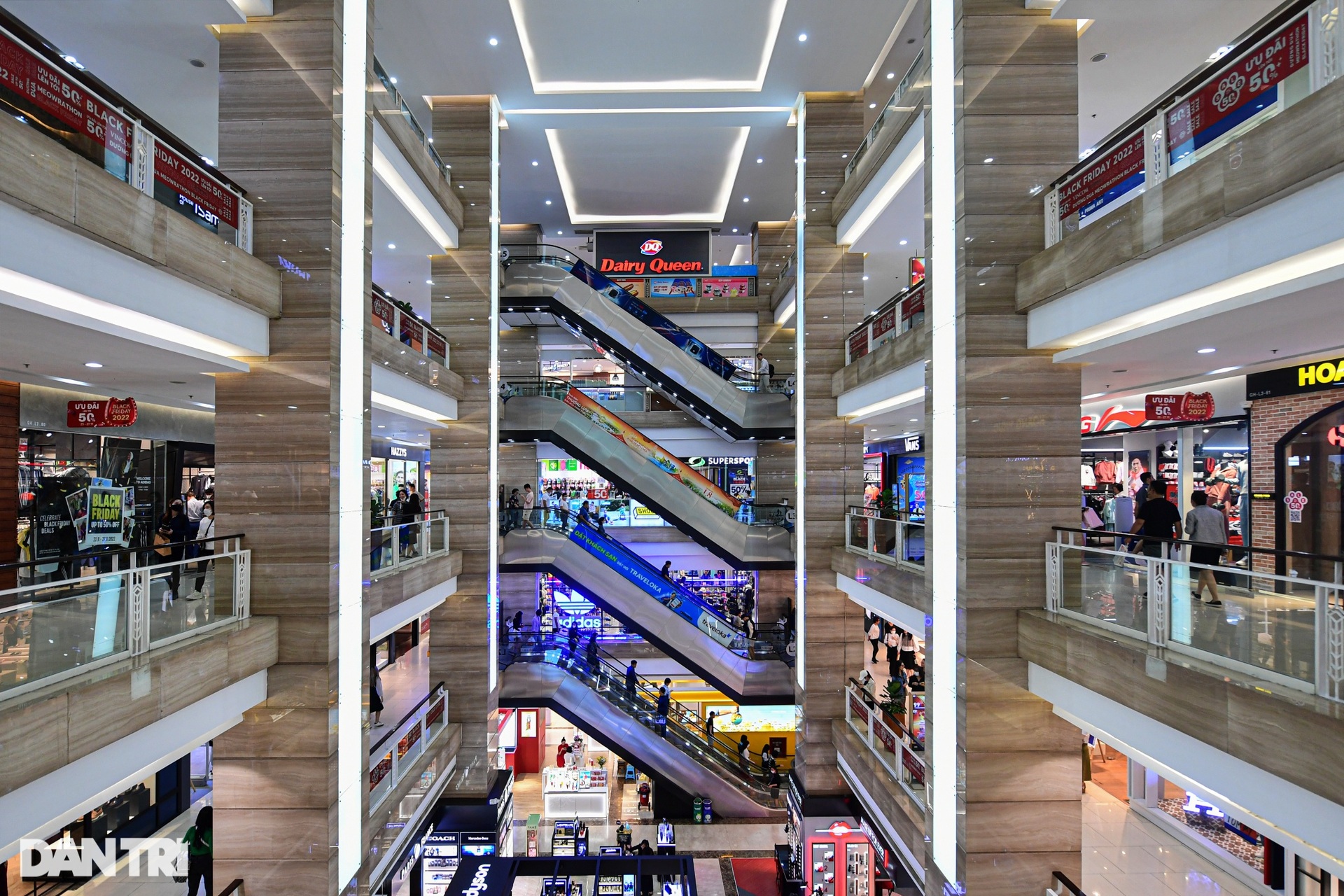 Lỉnh kỉnh túi lớn túi bé săn sale Black Friday, hóa đơn chục triệu đồng - 1 Lỉnh kỉnh túi lớn túi bé săn sale Black Friday, hóa đơn chục triệu đồng - 1