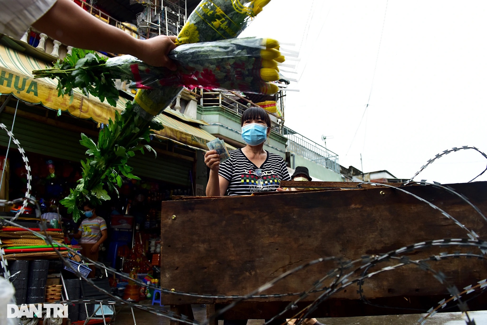 Nhiều chốt chặn ở TPHCM chưa được tháo dỡ, người dân phải chui rào thép gai - 7