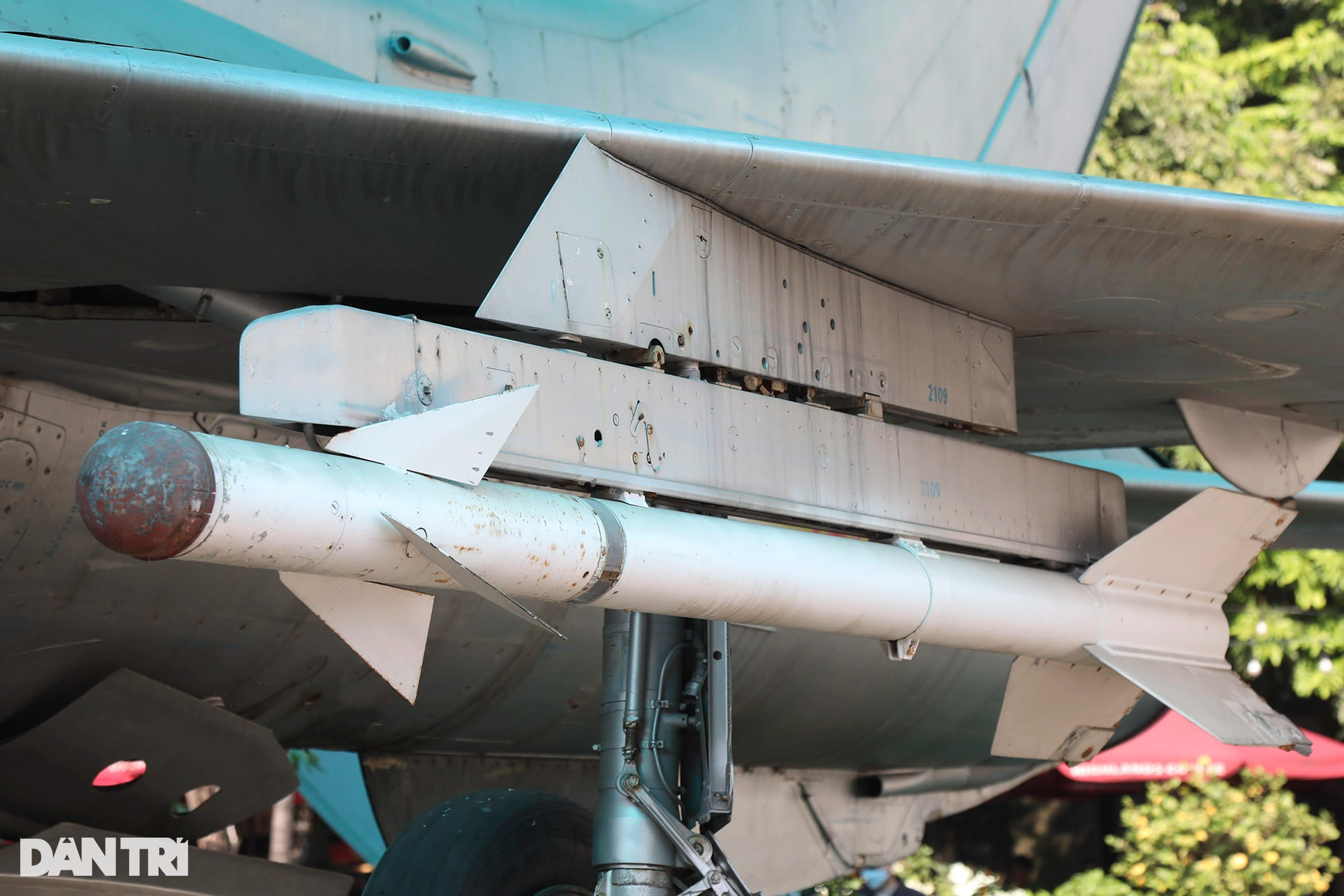 Ngắm Bảo vật Quốc gia MiG-21 từng bắn rơi nhiều máy bay B-52 của Mỹ - 4 Ngắm Bảo vật Quốc gia MiG-21 từng bắn rơi nhiều máy bay B-52 của Mỹ - 4