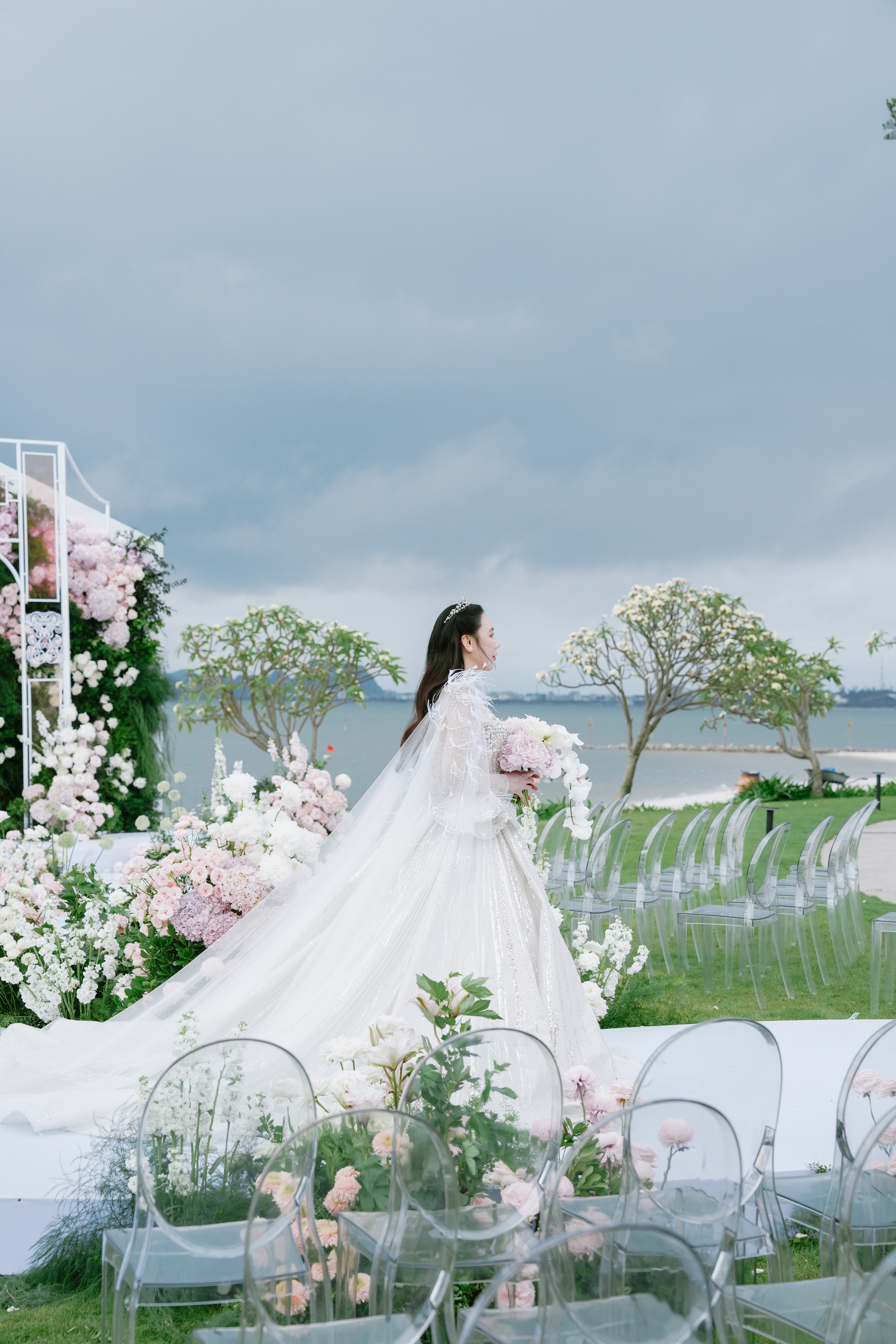 Hồ Quỳnh Hương hôn say đắm chú rể ở lễ cưới, hé lộ đã có con 2 tuổi - 1