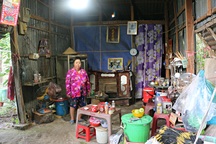 Xót xa cảnh người phụ nữ thiểu năng sống trong căn nhà xập xệ