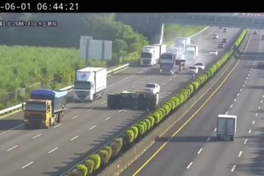 Xe Tesla đâm thẳng vào ô tô tải trên đường cao tốc khi đang ở chế độ tự lái