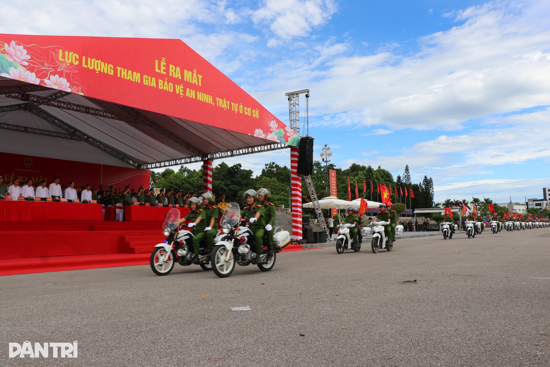 Bộ trưởng Công an dự lễ ra mắt lực lượng bảo vệ an ninh trật tự - 1