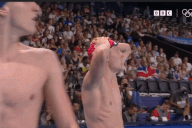 Bơi hùng hục về nhất, VĐV "đen đủi" nhận thông báo chết lặng người