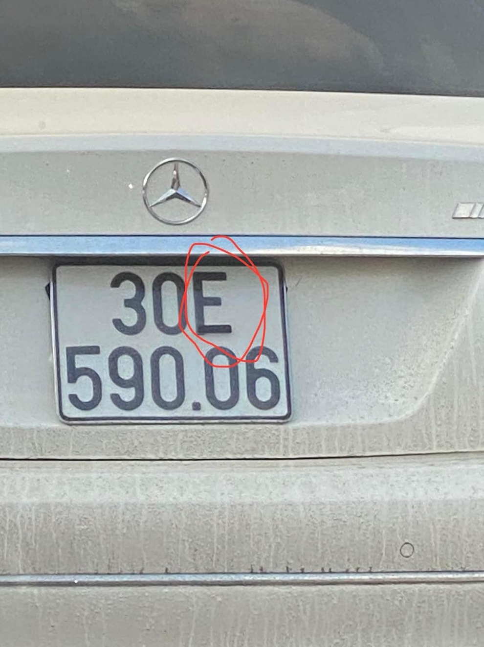 Chiếc xe Mercedes-Benz với phần biển số được dán băng keo khiến dân mạng xôn xao (Ảnh: HLX). Chiếc xe Mercedes-Benz với phần biển số được dán băng keo khiến dân mạng xôn xao (Ảnh: HLX).