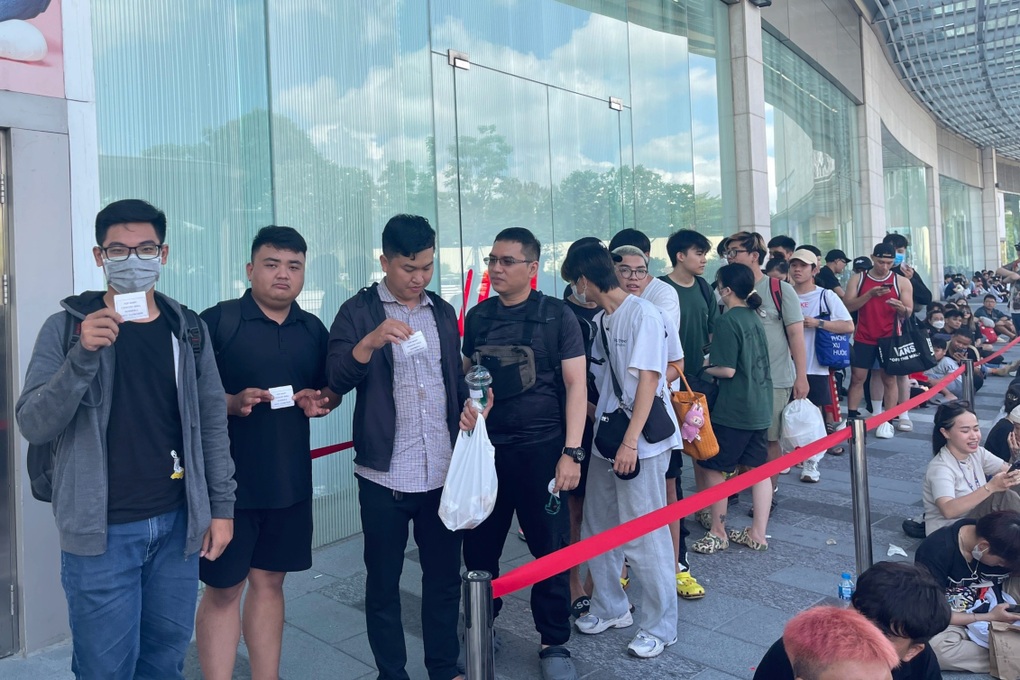 Cơn sốt đồ chơi Labubu: Hàng trăm người ở TPHCM thức xuyên đêm săn hàng - 2 Cơn sốt đồ chơi Labubu: Hàng trăm người ở TPHCM thức xuyên đêm săn hàng - 2