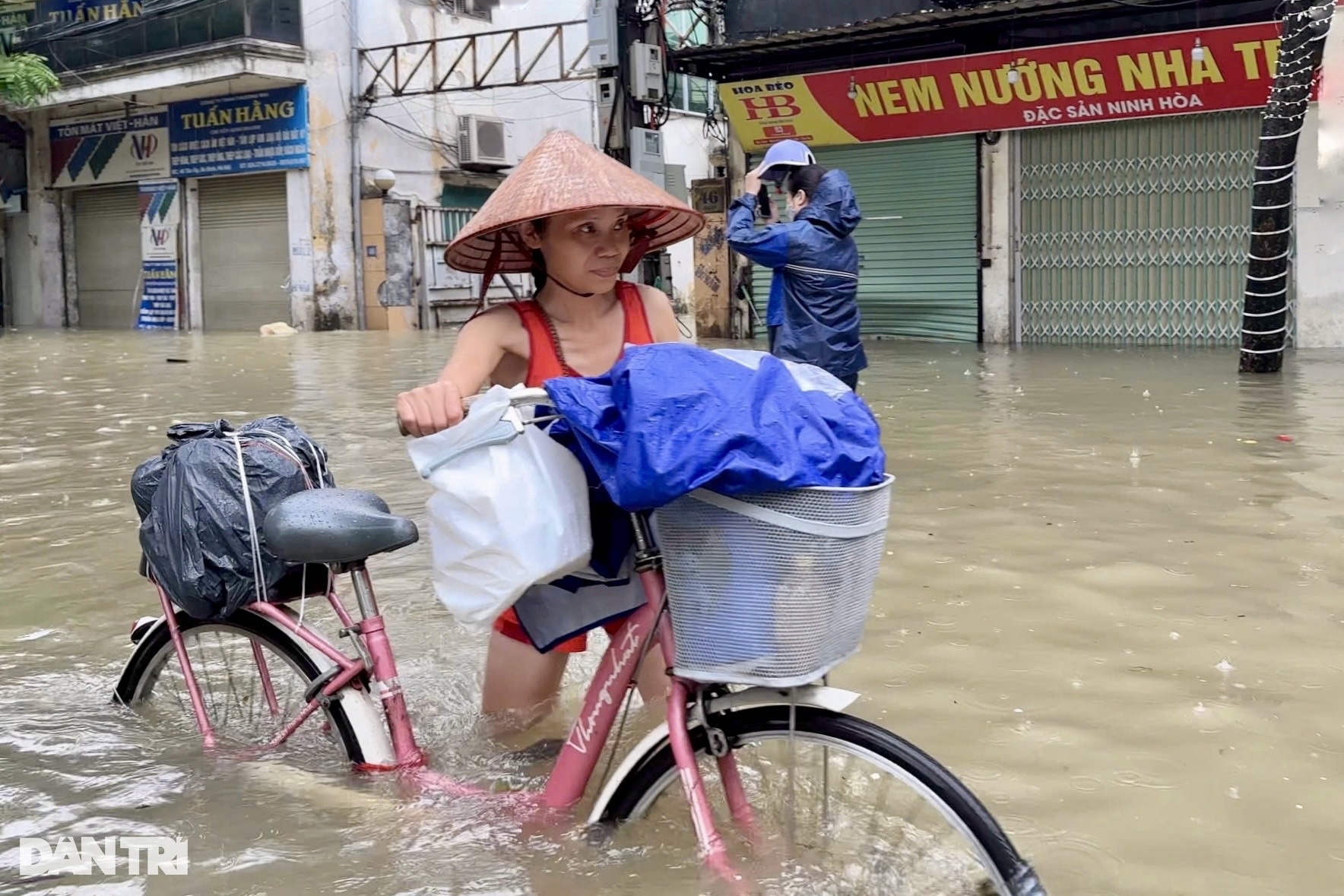 Người Hà Nội đành lòng bỏ của chạy lũ, xót xa nhìn tài sản bị nước bủa vây - 3