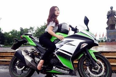 “Hot girl côn nhị khúc” khoe sở thích xe phân khối lớn