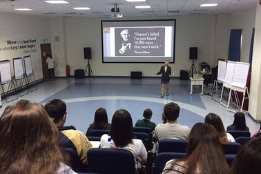 Sao ngài Hiệu phó không mang đồ Tây?