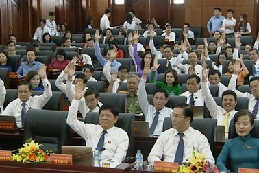 Bí thư Đà Nẵng yêu cầu đại biểu giơ tay vì biểu quyết trên máy quá chậm