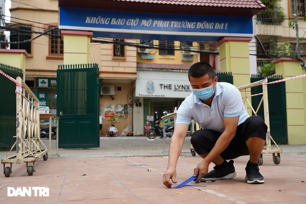 Trường học ở Hà Nội tất bật dọn dẹp chuẩn bị cho kỳ thi tuyển sinh lớp 10 - 2 Trường học ở Hà Nội tất bật dọn dẹp chuẩn bị cho kỳ thi tuyển sinh lớp 10 - 2