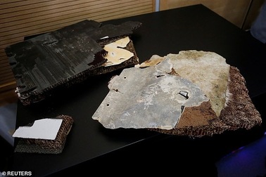 Thân nhân hành khách cung cấp 5 mảnh vỡ nghi của máy bay MH370