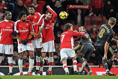 Gerrard bực tức công kích trọng tài Howard Webb