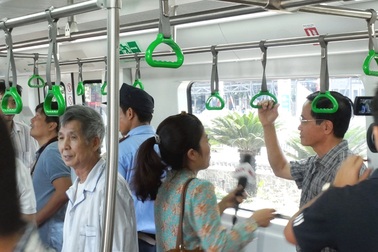 Háo hức ngồi thử tàu đường sắt trên cao