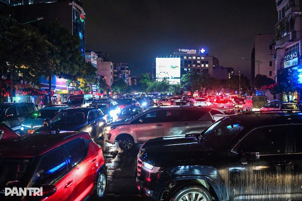 Tài xế kể đêm kinh hoàng tắc đường 8 tiếng, uống nước cầm hơi - 2