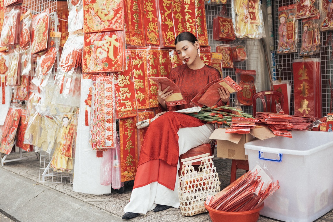 Thúy Diễm hóa cô gái Sài Gòn xưa du xuân trên phố - 4 Thúy Diễm hóa cô gái Sài Gòn xưa du xuân trên phố - 4