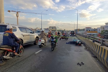 Va chạm xe bồn, tài xế xe ôm công nghệ tử vong trên cầu vượt ở Bình Dương
