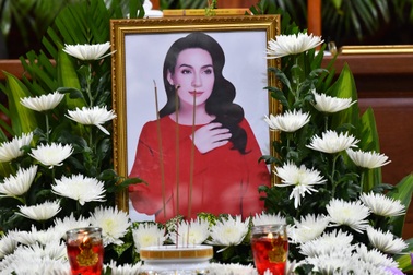 Nghệ sĩ Việt Hương đưa tro cốt Phi Nhung về Mỹ