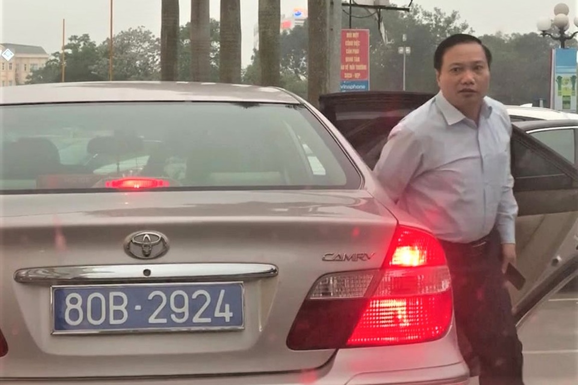 Phó Bí thư Ninh Bình vừa bị kỷ luật từng dính lùm xùm đi xe 2 biển xanh - 2 Phó Bí thư Ninh Bình vừa bị kỷ luật từng dính lùm xùm đi xe 2 biển xanh - 2