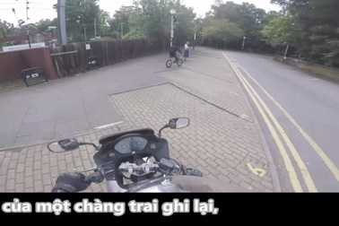 Chàng trai tốt bụng rượt đuổi tên cướp điện thoại để giúp người bị hại