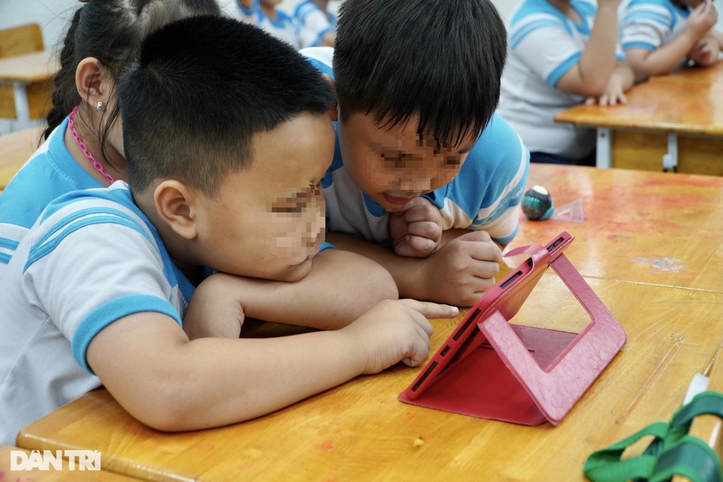 Một trường học ở TPHCM cấm học sinh sử dụng điện thoại cả giờ giải lao - 1 Một trường học ở TPHCM cấm học sinh sử dụng điện thoại cả giờ giải lao - 1