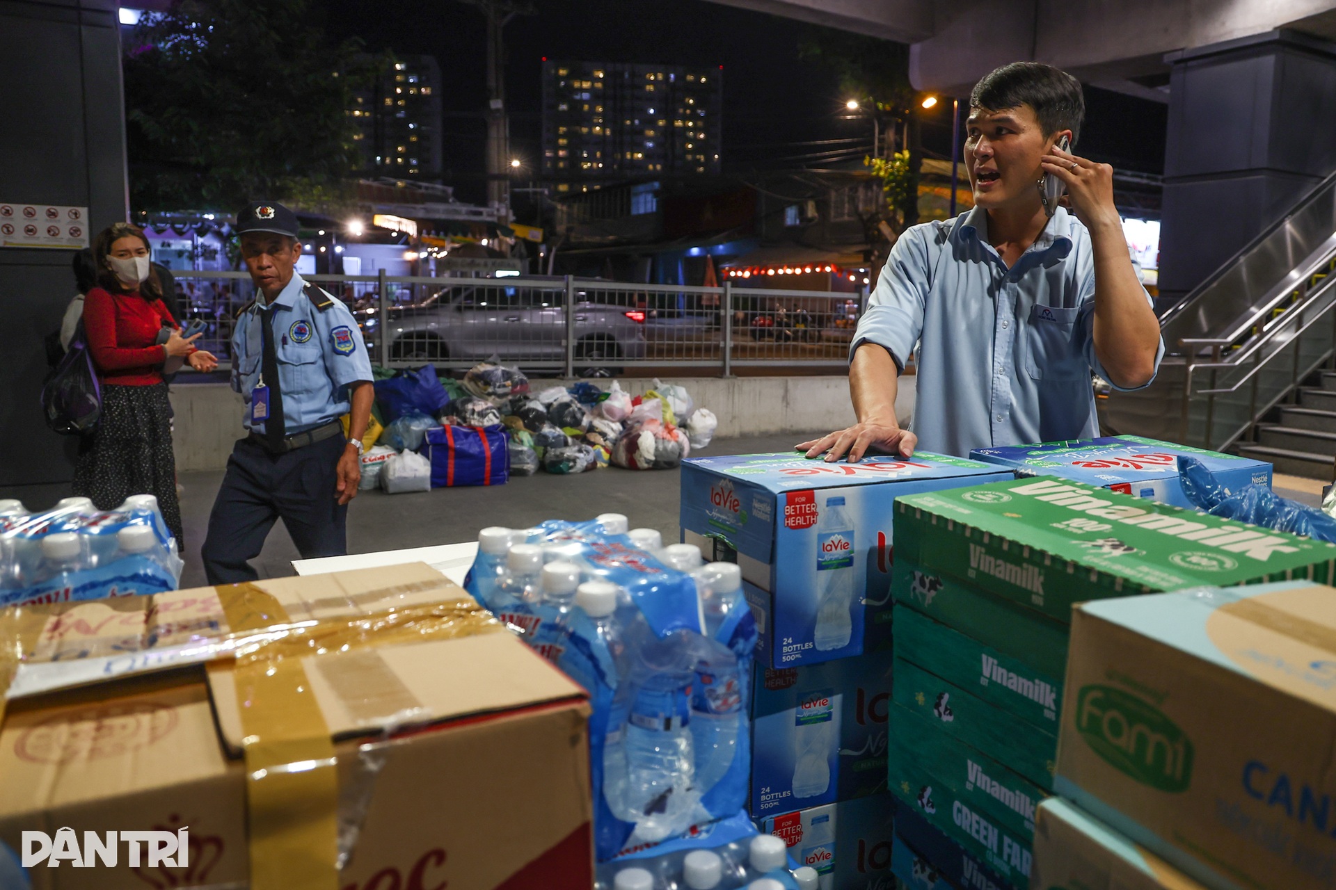 Nửa đêm ở ga Metro: TPHCM gom yêu thương gửi miền Trung ruột thịt - 11