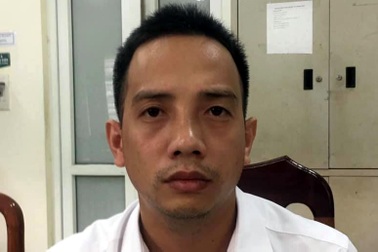 Hà Nội: Tài xế tấn công cảnh sát giao thông khi bị dừng xe vì vượt đèn đỏ