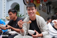 Quán ngan cháy tỏi ở Hà Nội ra đời từ lần bán ế, khách xếp hàng kín đường