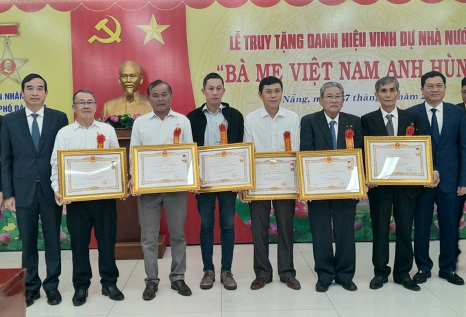 Đại diện các gia đình chụp ảnh lưu niệm cùng lãnh đạo thành phố.
