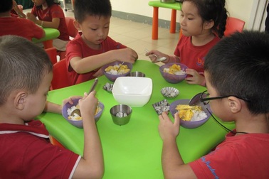 Tiền ăn 60.000 đồng/ngày, trường thường xuyên cho trẻ ăn gà công nghiệp đông lạnh